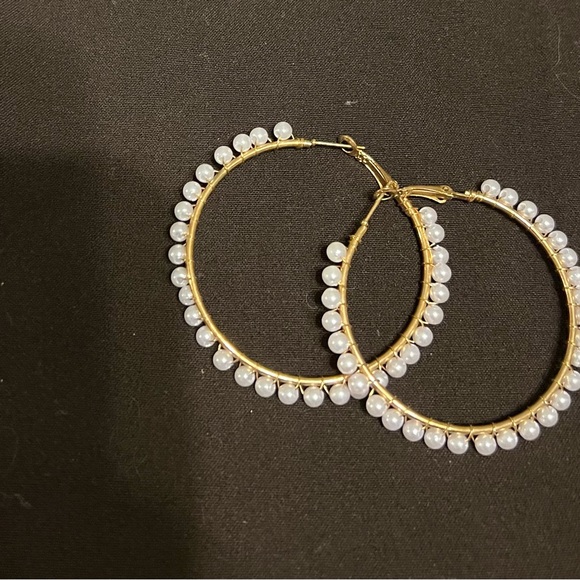 Gold and Pearl costume earrings - Picture 1 of 2